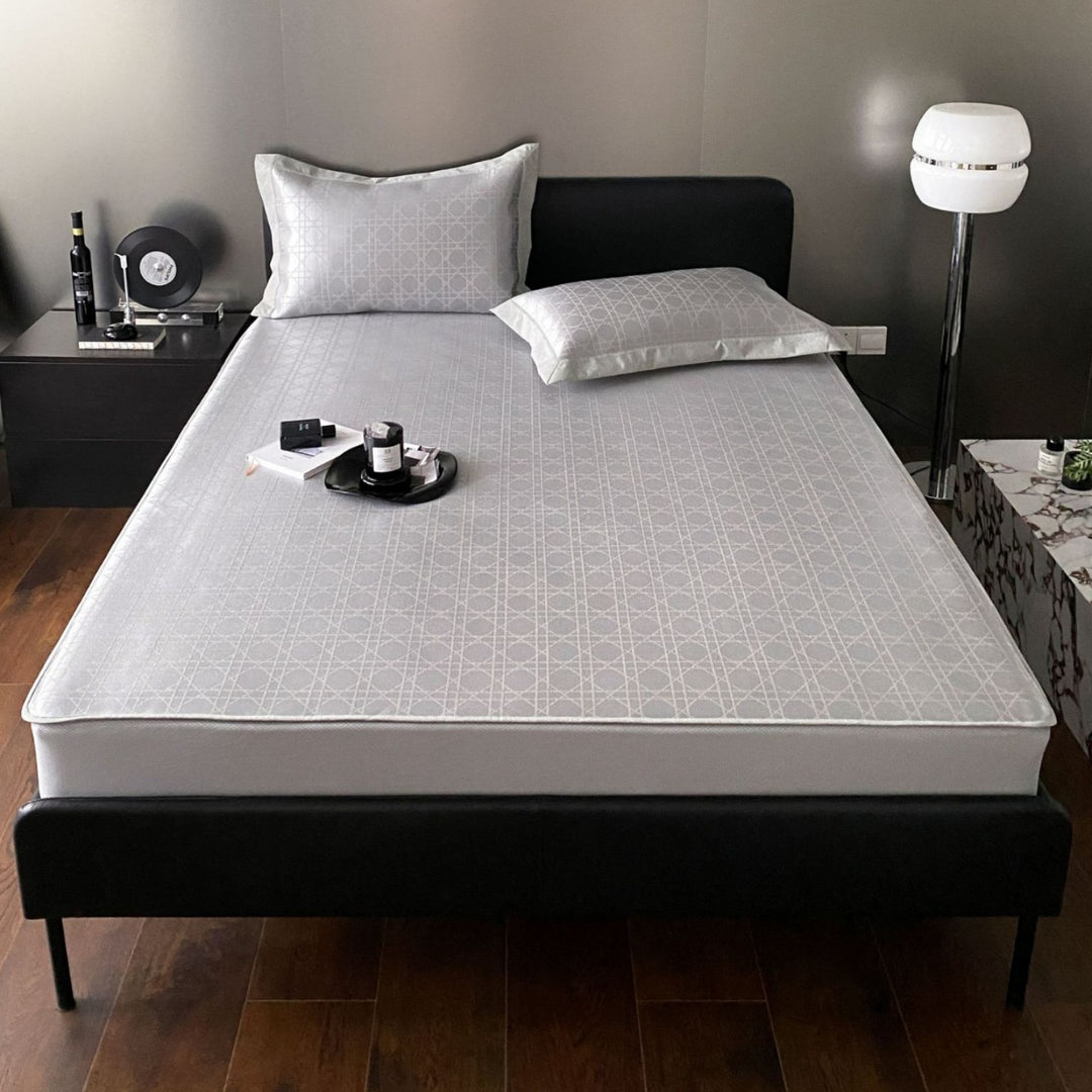 Quilted mattress topper with jacquard pattern and non-slip base