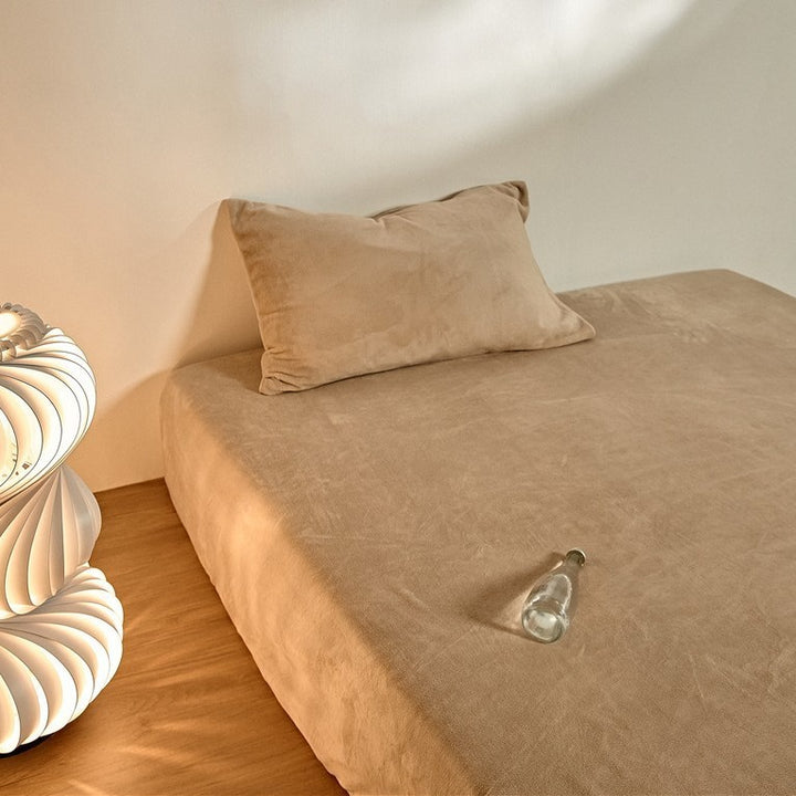 Fitted sheet with deep pocket and microfiber velvet