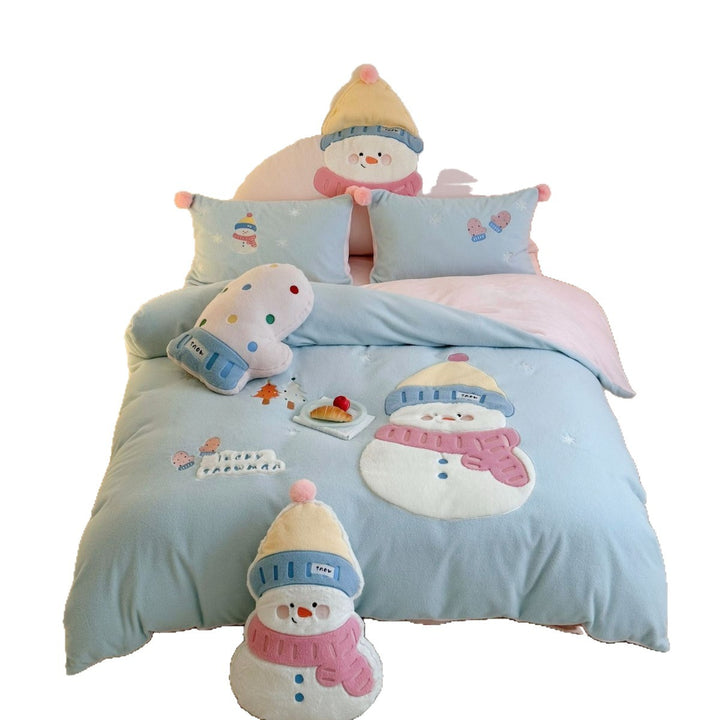 Children's bedding set with quilted cuddly blanket, three-dimensional snowman appliqué and pompon pillow