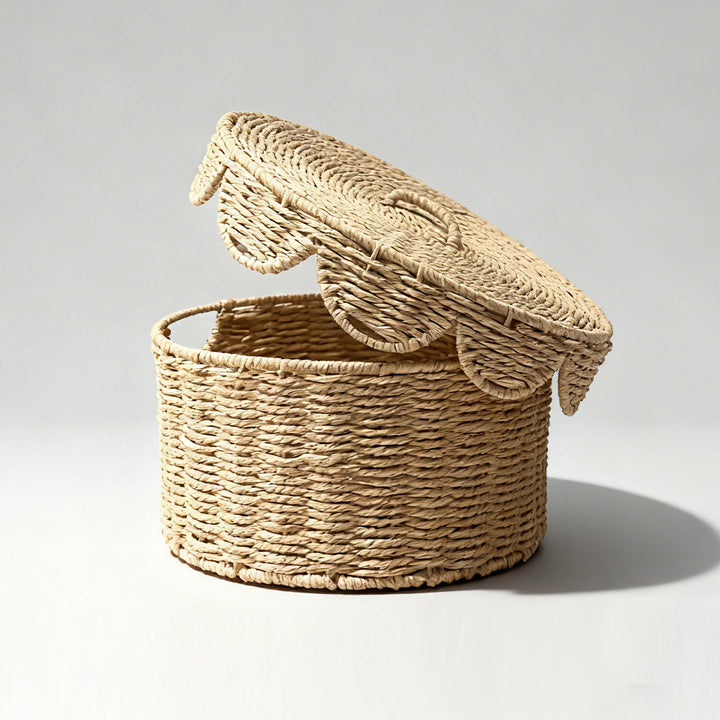 Rustic storage basket with lid Stornfield