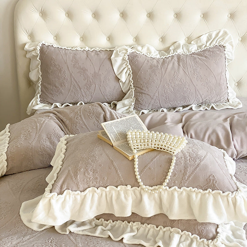 Bedding set with quilted jacquard relief and decorative ruffle