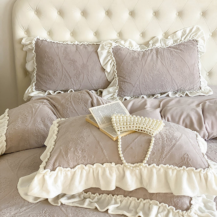 Bedding set with quilted jacquard relief and decorative ruffle