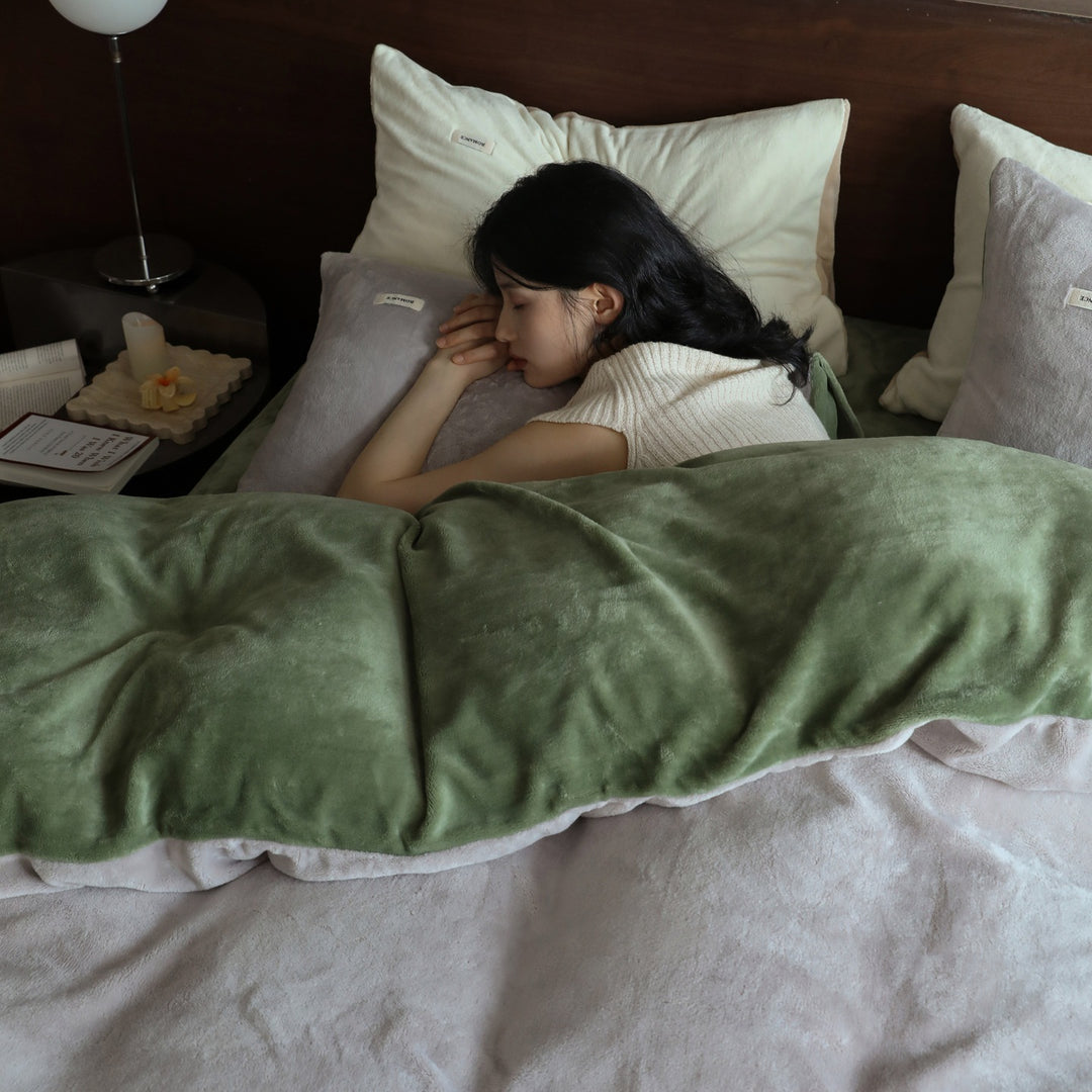 Soft velvet-look bedding set made of microfiber with breathable filling and hotel closure