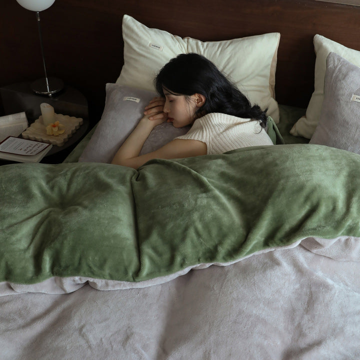 Soft velvet-look bedding set made of microfiber with breathable filling and hotel closure