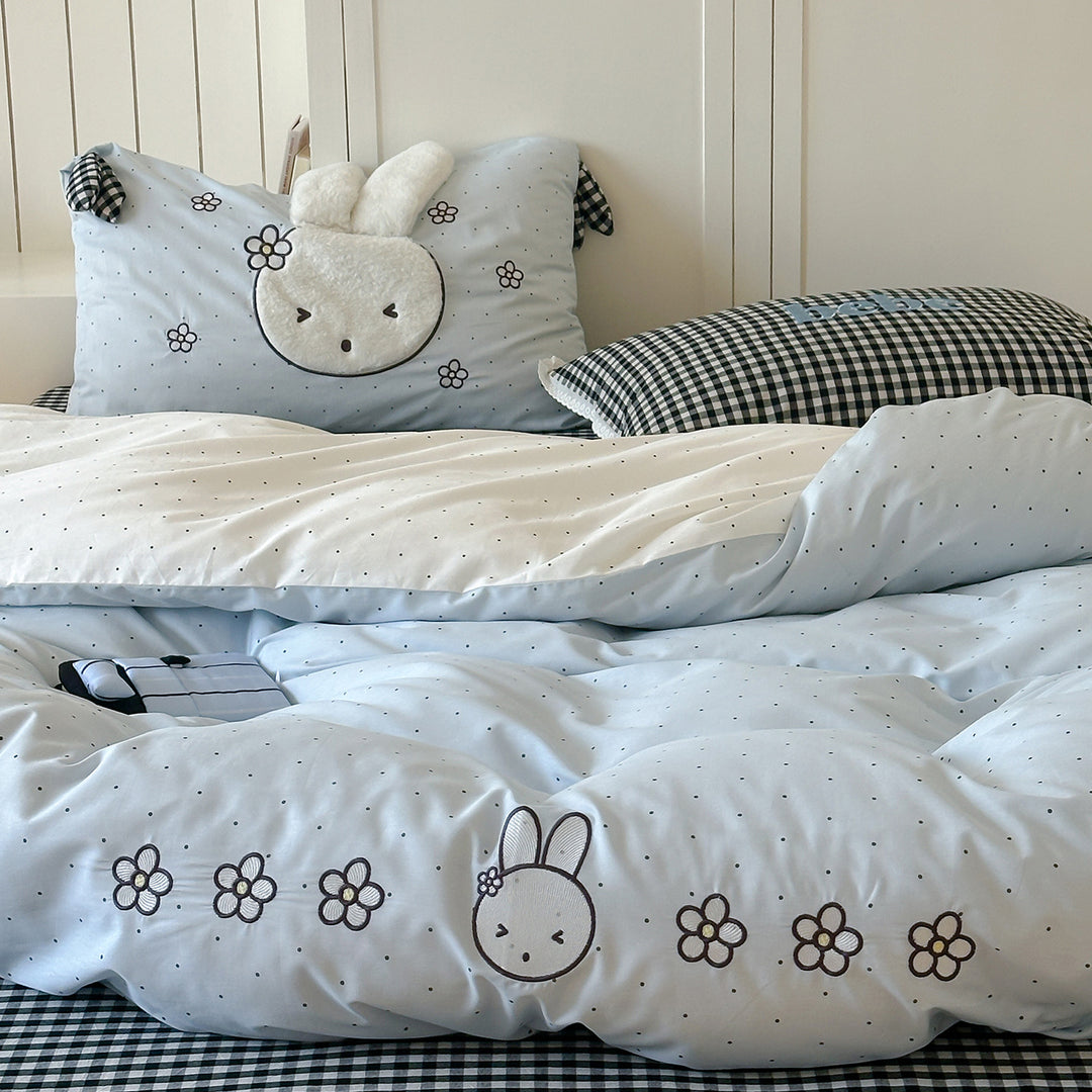 Children's bedding set with embroidered rabbit motif, checkered pillow and pom-pom