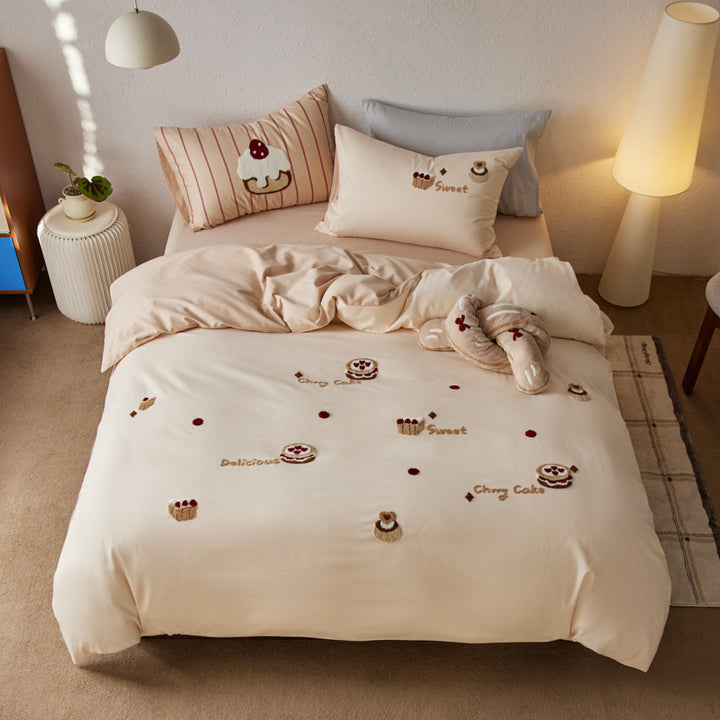 Children's bedding set with embroidered elephant motifs and soft cotton satin