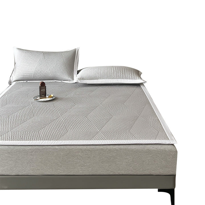 Quilted summer bedspread with breathable microfiber and fine piping