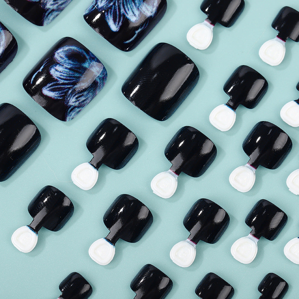 Glamorous artificial nails with floral accents Stornfield