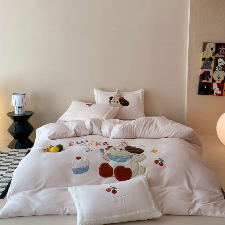 Children's bedding set with appliquéd animal and cupcake motifs, quilted blanket & decorative pillow