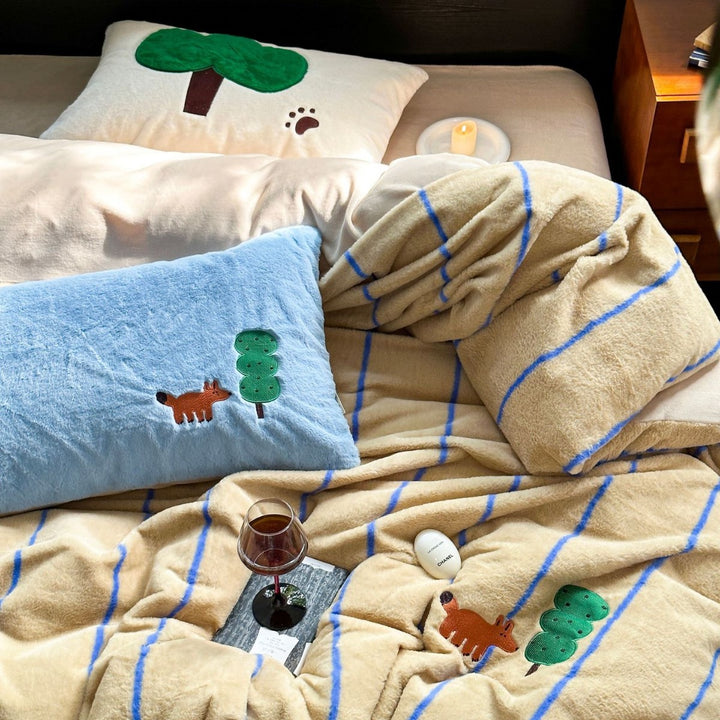 Striped reversible bedding made of microfleece with plush back and animal embroidery