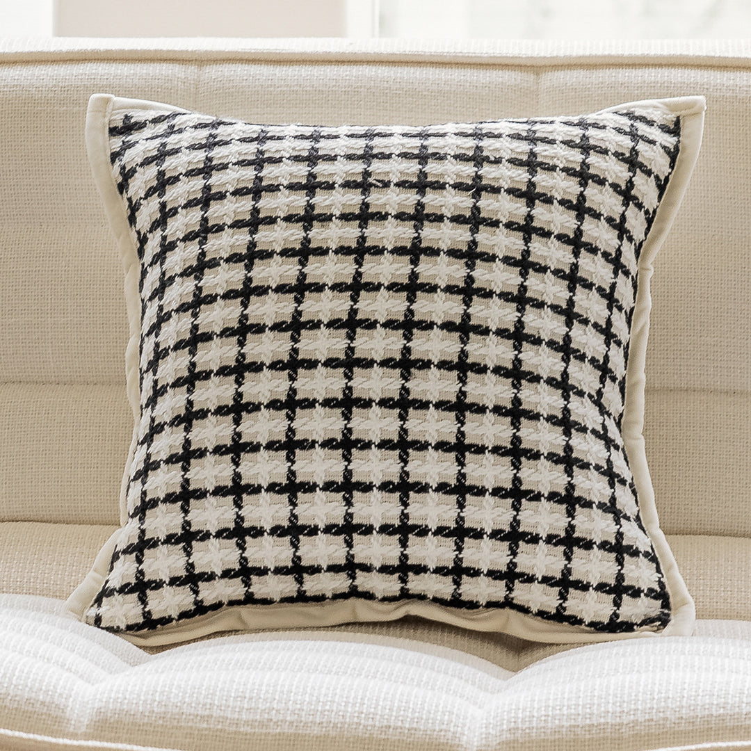 Decorative pillow with modern geometric pattern