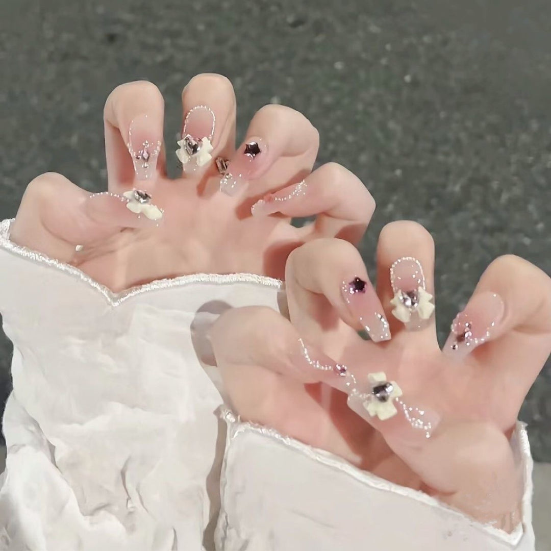 Artificial nails with floral accents Stornfield