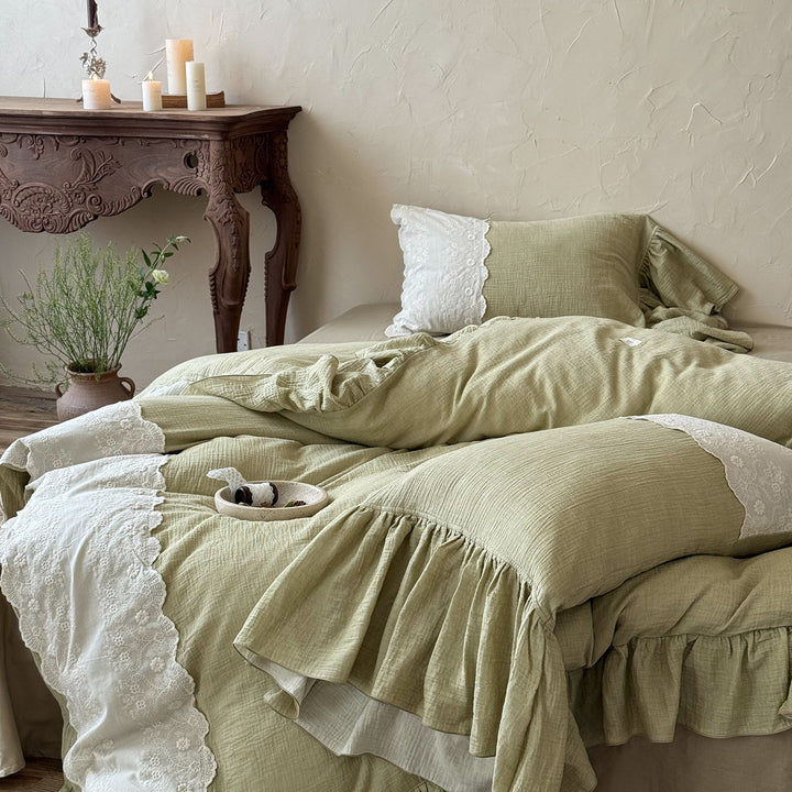 Linen look bedding set with tiered ruffle and lace border