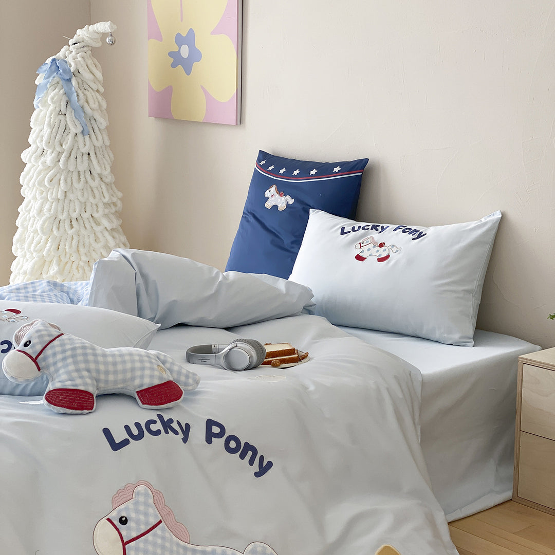 Quilted children's bedding set with pony appliqués and cuddly texture