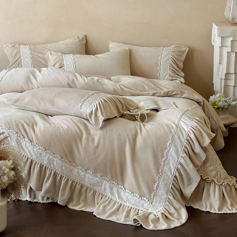 Bedding set with romantic ruffles & lace detail