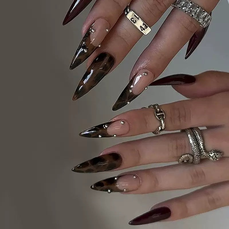 Artificial nail set with elegant tips and tasteful accents Stornfield