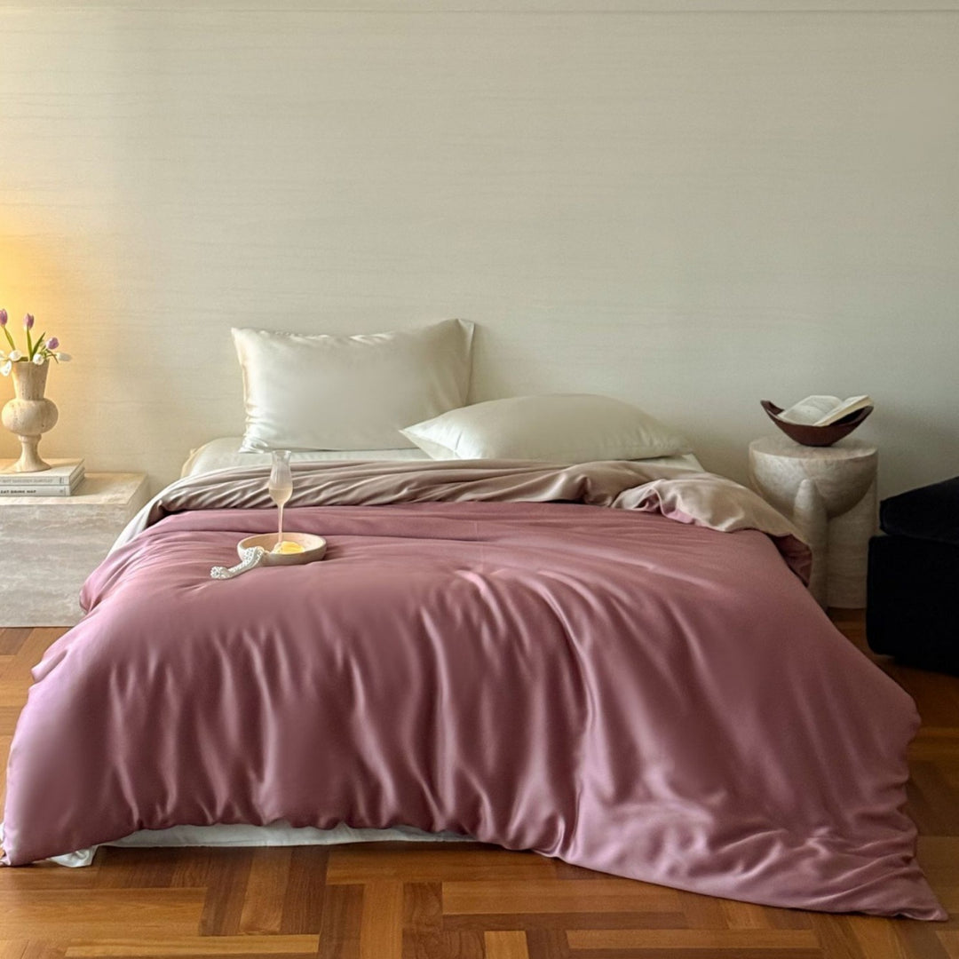 Luxurious satin bedding set with a silky-smooth surface, reversible function and hotel closure