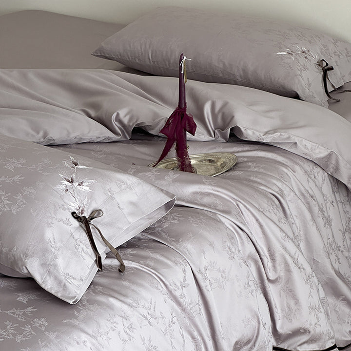 Jacquard-Satin bedding set with floral appliqué and decorative bow