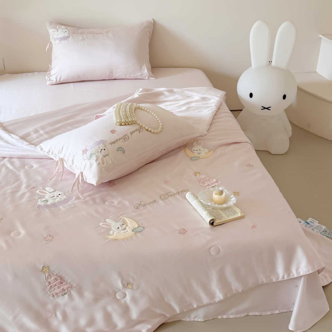 Cotton satin children's bedding set with embroidered cloud and animal appliqués