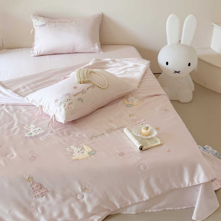 Cotton satin children's bedding set with embroidered cloud and animal appliqués