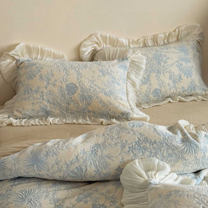 Luxurious Ruffled Bed Linen Set with Jacquard Floral Pattern and Quilted Bedspread