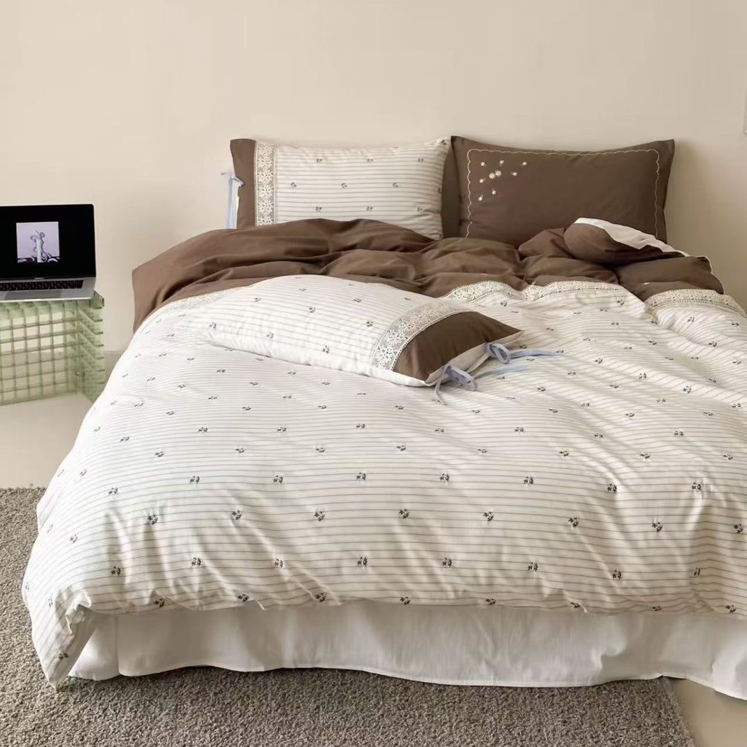 Luxury bedding set made of cotton satin with lace border & delicate embroidery