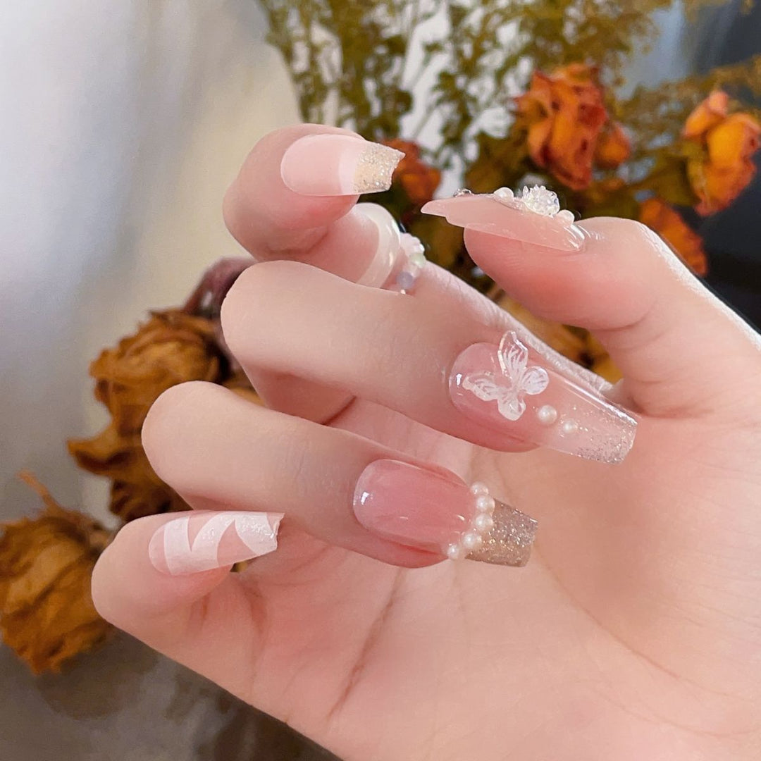 Artificial nails with glamorous pearl and glitter design Stornfield