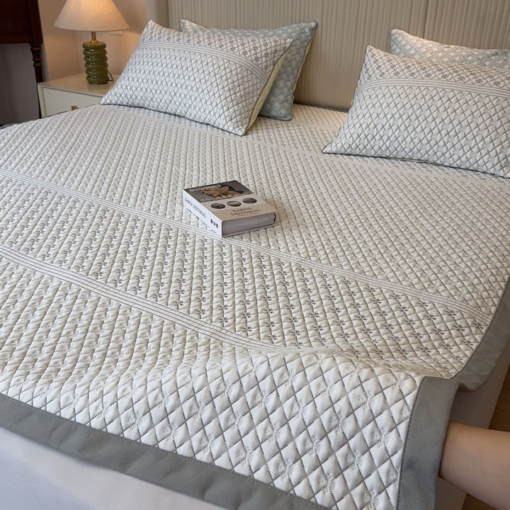 Striped fitted sheet and pillowcase set made of breathable cotton blend with fine zigzag quilting