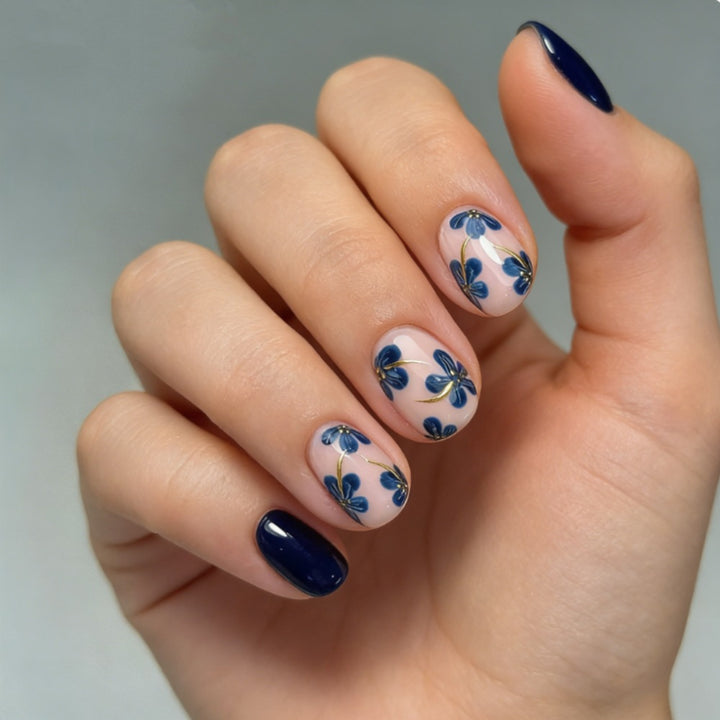Artificial nails set with floral designs and shine finish Stornfield
