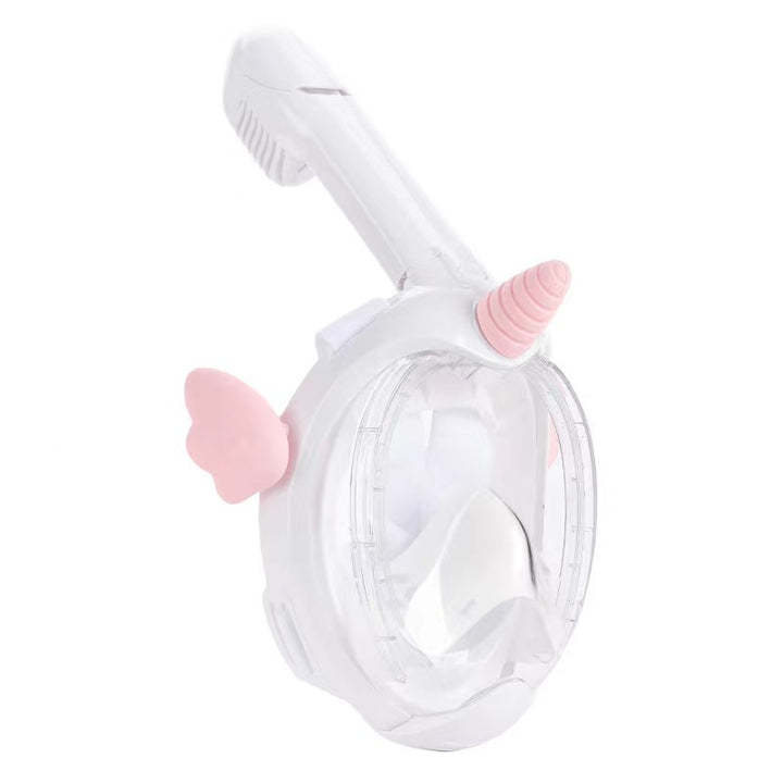 Diving mask with curved field of view and flexible silicone frame Stornfield