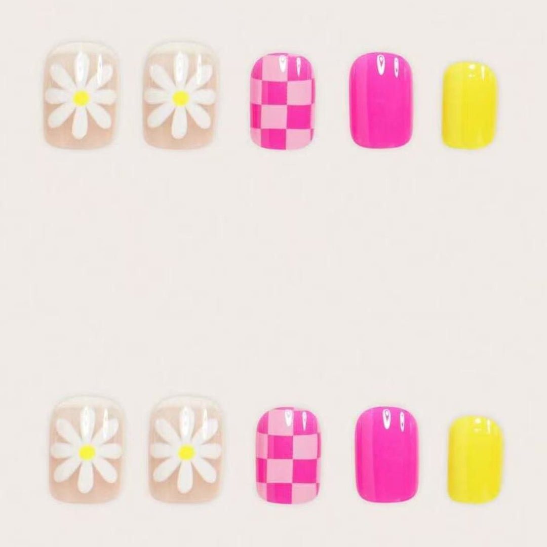 Artifical nail set with playful flower and plaid pattern Stornfield