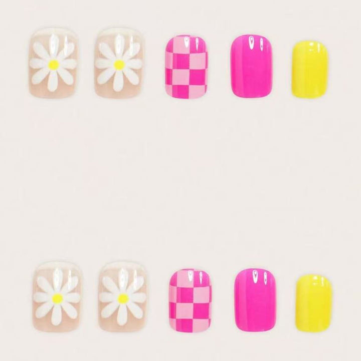 Artifical nail set with playful flower and plaid pattern Stornfield