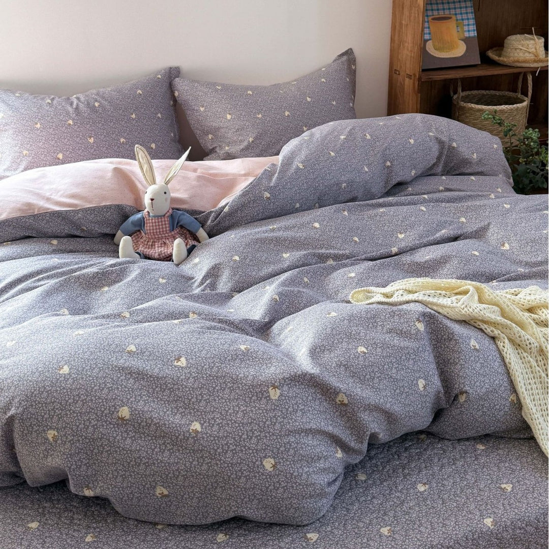 Bedding set made of cotton satin with a delicate micro-flower pattern and hidden hotel closure