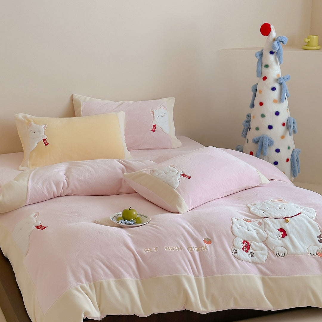 Velvety bedding set with embroidered lucky cat