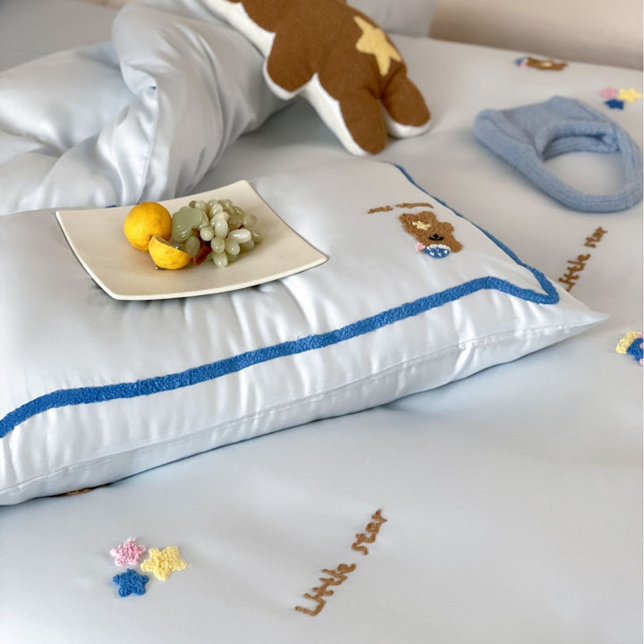 Children's bedding set with embroidered dog motifs and delicate wave edge