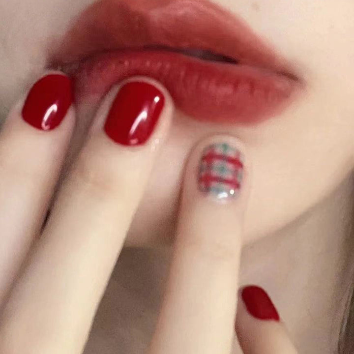 Artful nail extensions with an elegant leaf pattern Stornfield