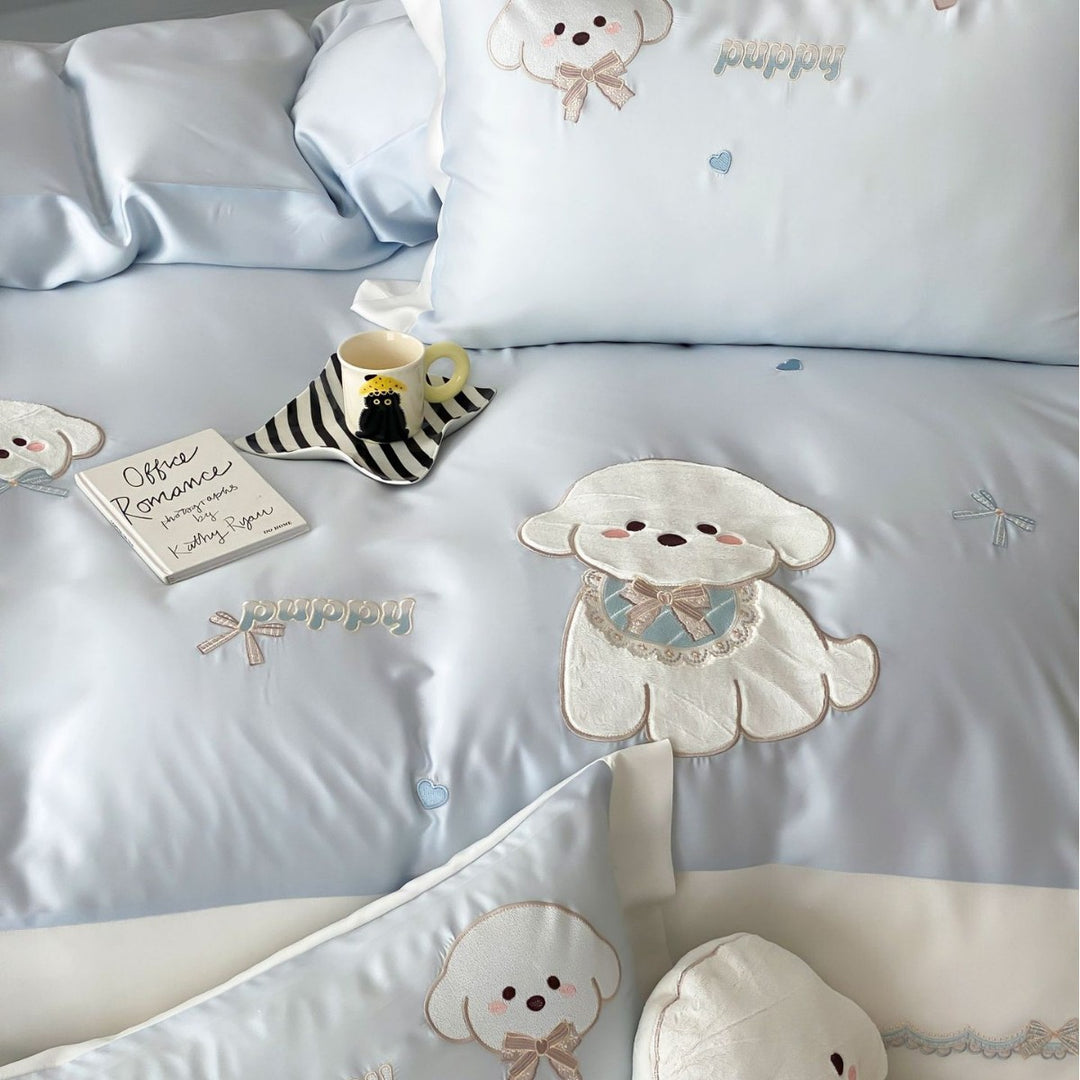 Children's bedding set made of cotton satin with embroidered dog appliqués and cuddly plush toy