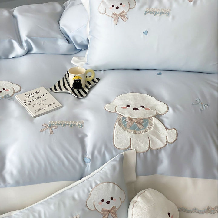 Children's bedding set made of cotton satin with embroidered dog appliqués and cuddly plush toy