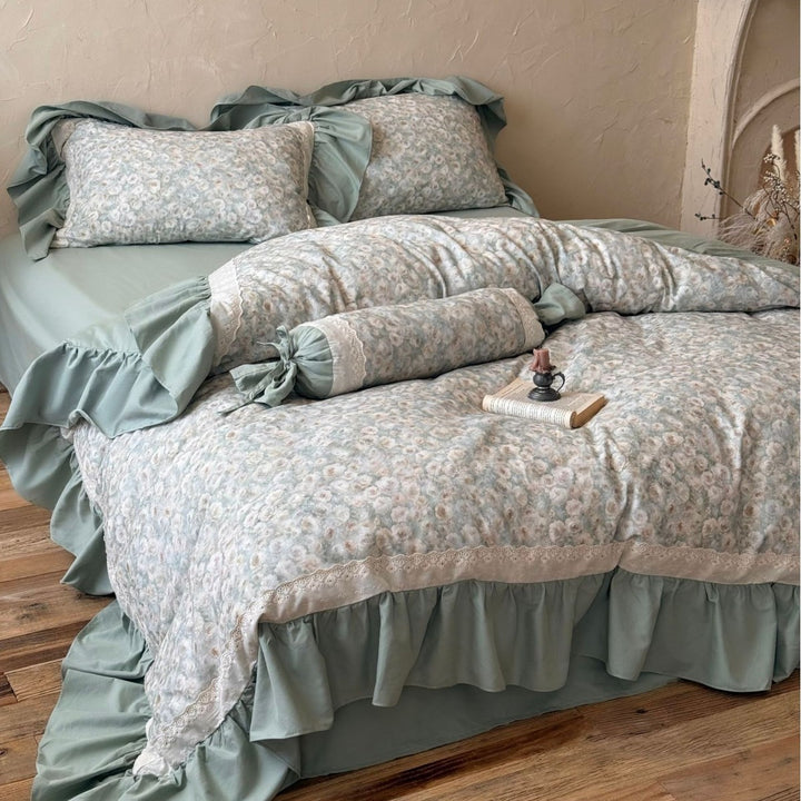 Vintage floral bedding set with ruffled bed skirt and lace trim