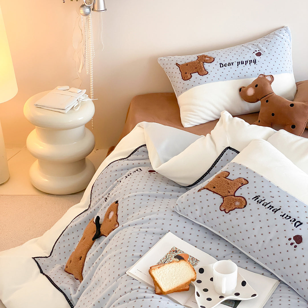 Children's bedding set with quilted reversible cover and appliquéd dog motif