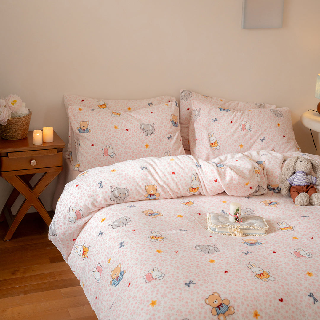 Soft flannel bedding set with checkered design and dog motifs