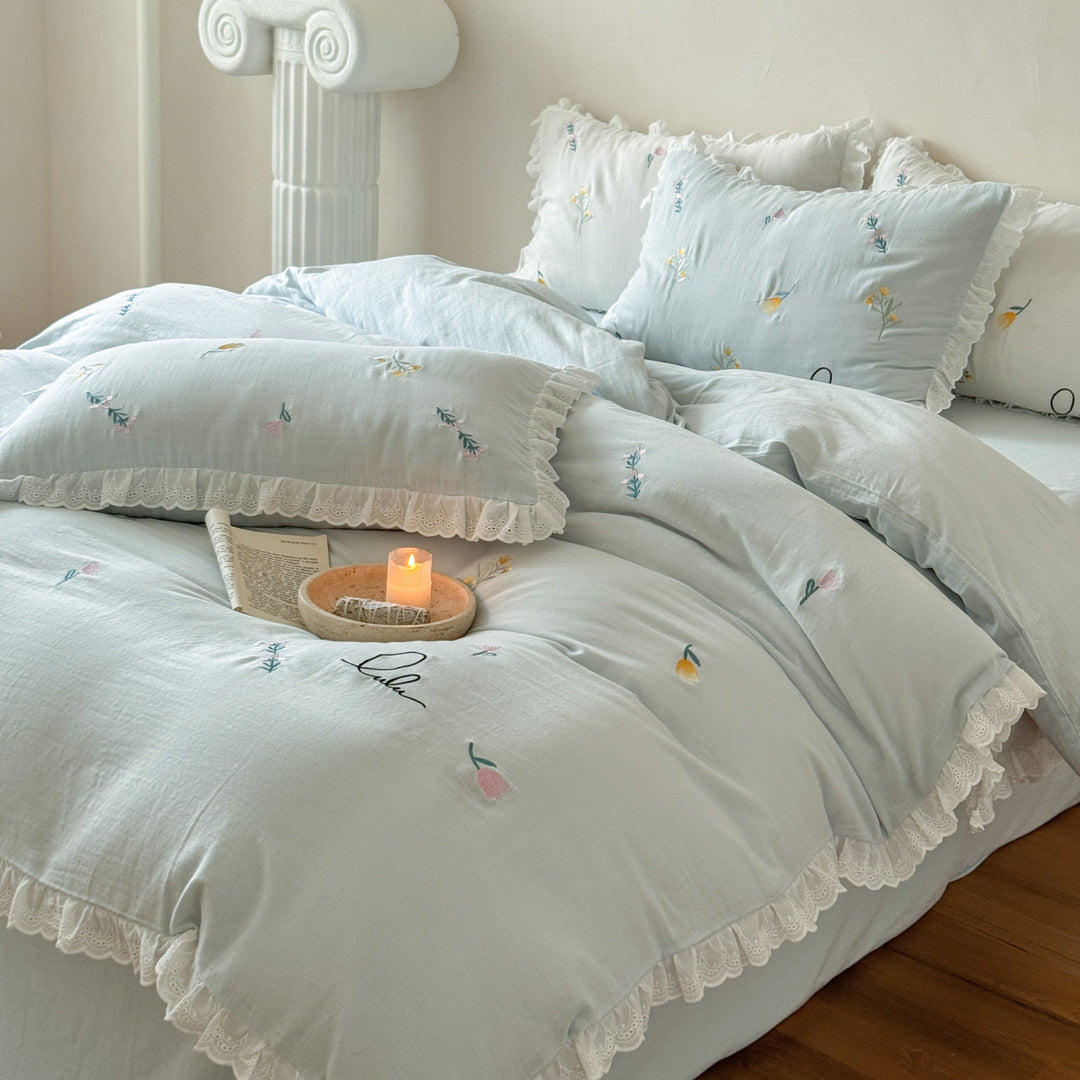 Bedding set made of washed linen-cotton blend with lace ruffle and delicate floral embroidery
