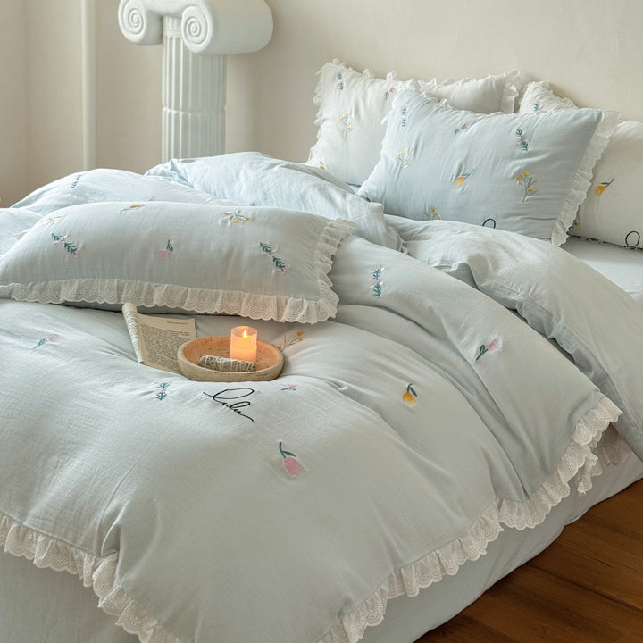 Bedding set made of washed linen-cotton blend with lace ruffle and delicate floral embroidery