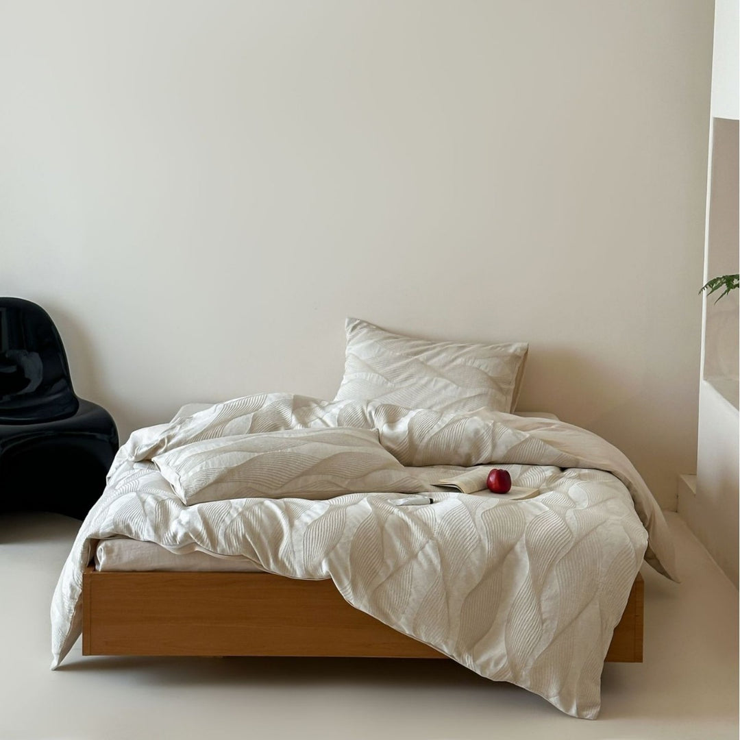 Bedding set made of cotton satin with organic wave print