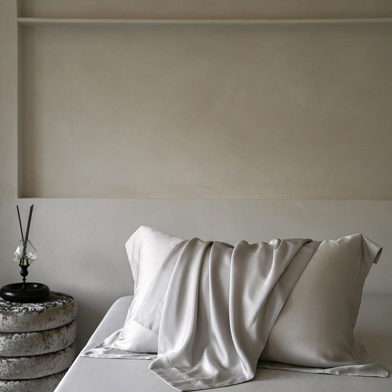 Satin pillowcase set made of combed cotton satin with a silky sheen and fine piping
