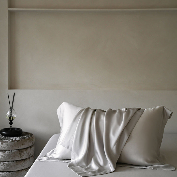 Satin pillowcase set made of combed cotton satin with a silky sheen and fine piping
