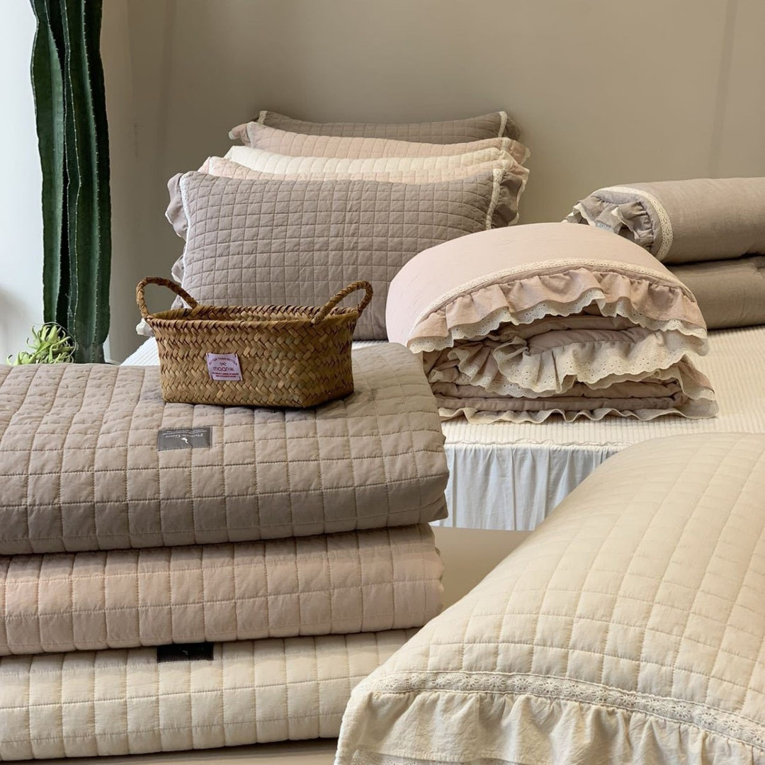 Luxurious cotton bedding set with lace ruffle and quilted bedspread