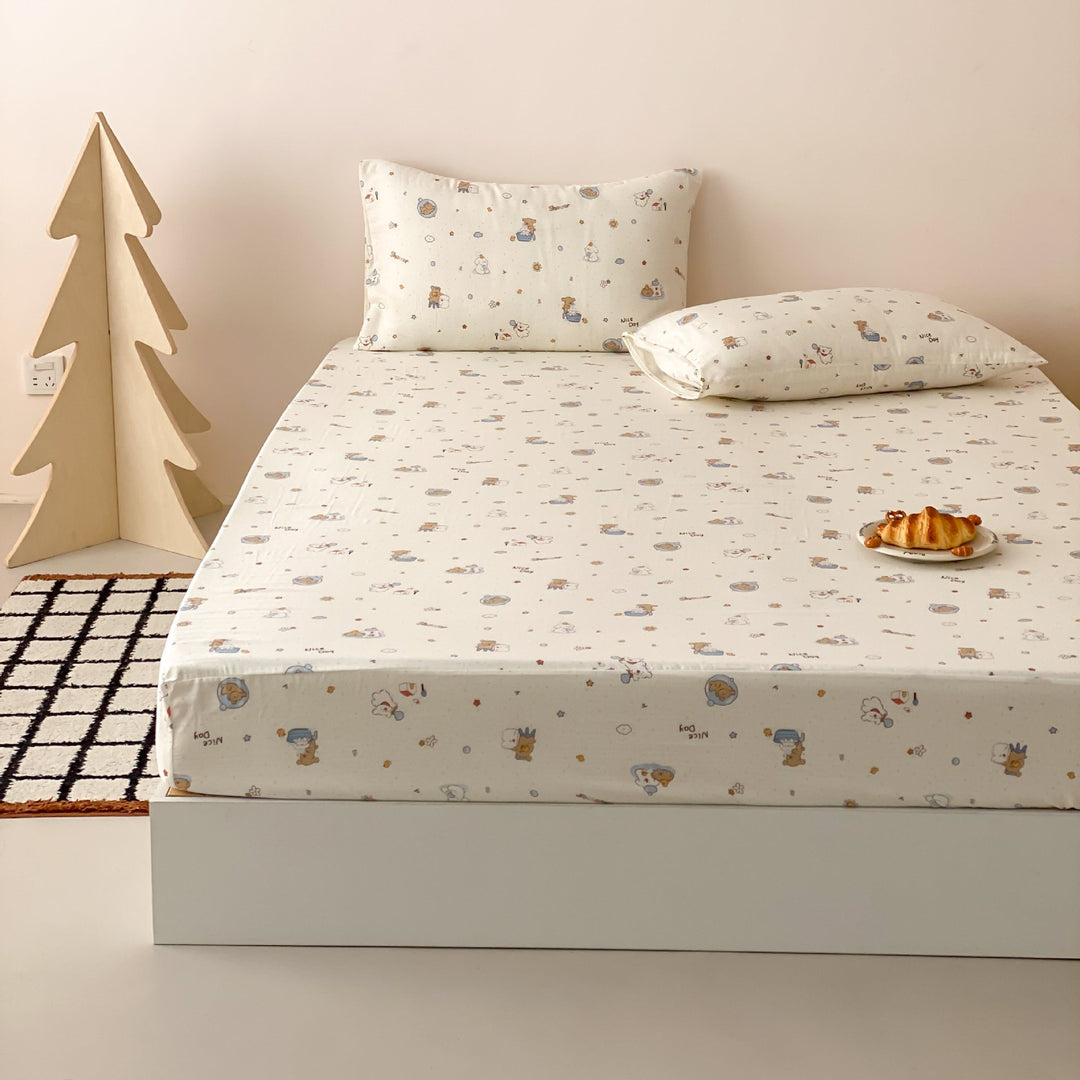Children's fitted sheet with elastic all-around hem and cute dog print