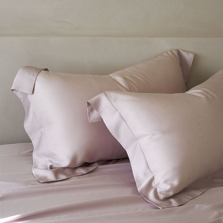 Satin pillowcase set made of combed cotton satin with a silky sheen and fine piping