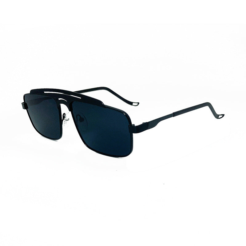 Fashionable Oversized Sunglasses with Elegant Design Stornfield